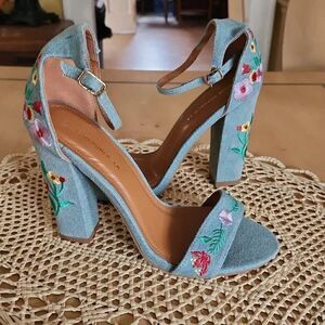 Shoe republic la light denim floral heels size 9